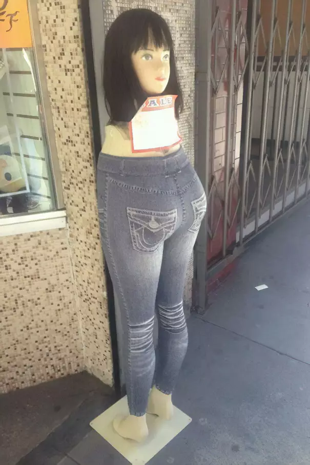 penampakan di depan toko © berbagai sumber penampakan di depan toko © berbagai sumber