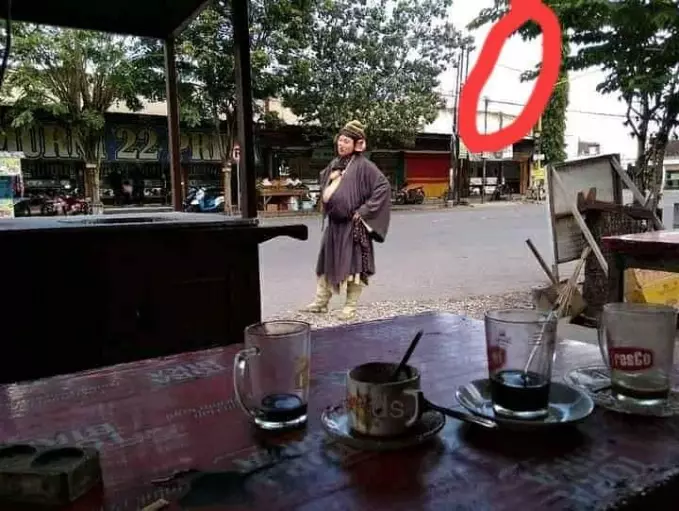 penampakan di depan toko © berbagai sumber penampakan di depan toko © berbagai sumber