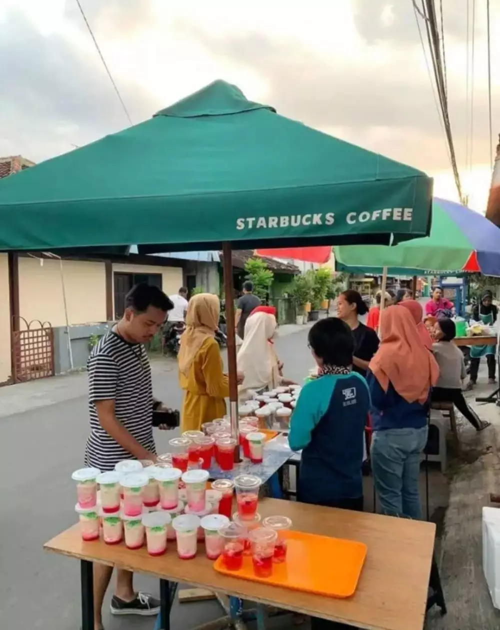 tulisan kocak spanduk minuman kekinian © berbagai sumber