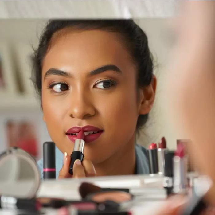 10 Lipstik terbaik untuk bibir pecah-pecah, lembut, lembap, dan tahan lama