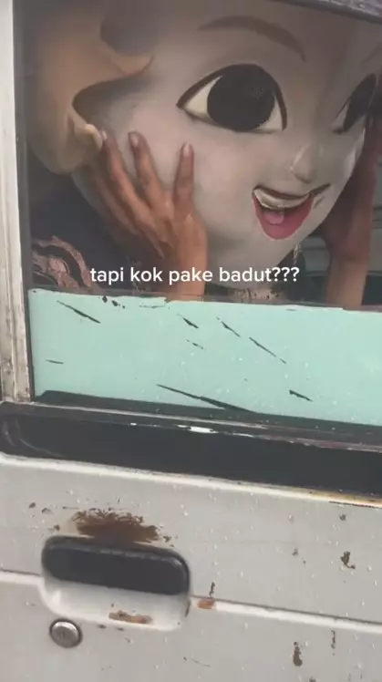 mahasiswa wisuda dijemput ayahnya pakai angkot © TikTok mahasiswa wisuda dijemput ayahnya pakai angkot © TikTok