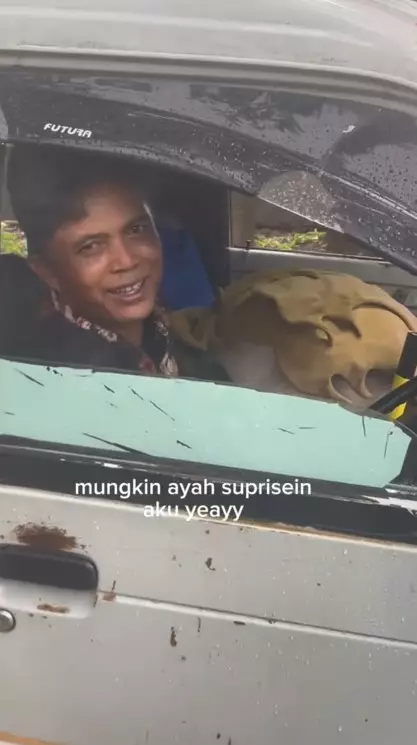 mahasiswa wisuda dijemput ayahnya pakai angkot © TikTok mahasiswa wisuda dijemput ayahnya pakai angkot © TikTok