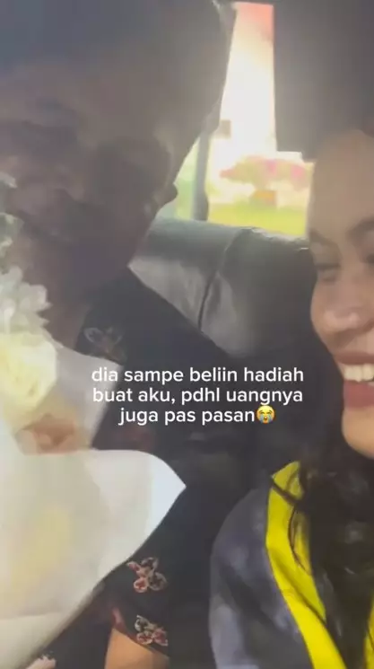 mahasiswa wisuda dijemput ayahnya pakai angkot © TikTok mahasiswa wisuda dijemput ayahnya pakai angkot © TikTok