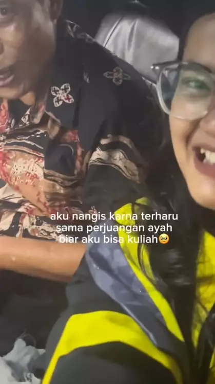 mahasiswa wisuda dijemput ayahnya pakai angkot © TikTok mahasiswa wisuda dijemput ayahnya pakai angkot © TikTok