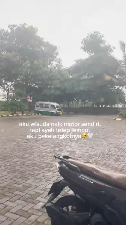 mahasiswa wisuda dijemput ayahnya pakai angkot © TikTok mahasiswa wisuda dijemput ayahnya pakai angkot © TikTok