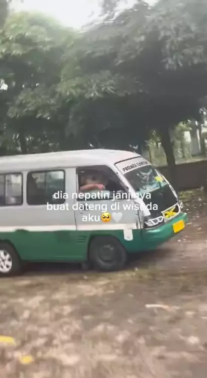 mahasiswa wisuda dijemput ayahnya pakai angkot © TikTok mahasiswa wisuda dijemput ayahnya pakai angkot © TikTok