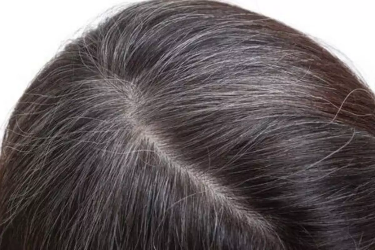 Nggak perlu cat rambut, ini trik cegah uban cepat tumbuh cuma pakai baby oil dan bahan dapur