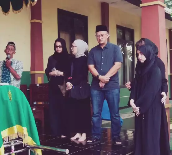 ketegaran Marshanda antar jenazah sang ayah © Instagram