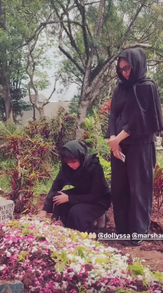 ketegaran Marshanda antar jenazah sang ayah © Instagram