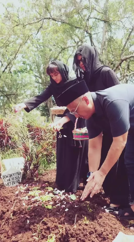 ketegaran Marshanda antar jenazah sang ayah © Instagram