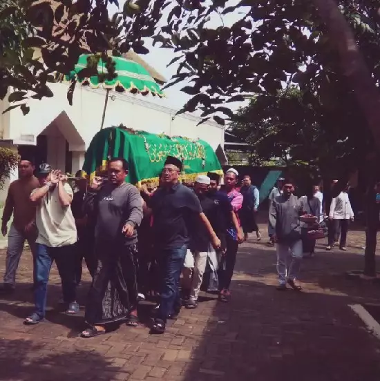 ketegaran Marshanda antar jenazah sang ayah © Instagram