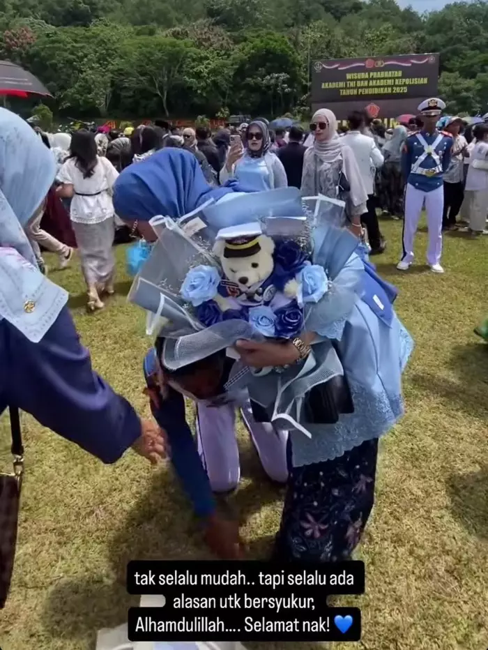 dhofin anak ibnu jamil sujud di kaki ibu saat wisuda prabhatar akmil © 2025 brilio.net