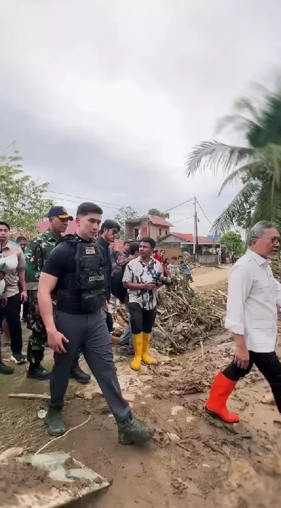 Verrell Bramasta datangi korban terdampak banjir © Instagram Verrell Bramasta datangi korban terdampak banjir © Instagram