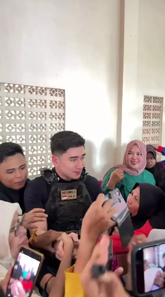 Verrell Bramasta datangi korban terdampak banjir © Instagram Verrell Bramasta datangi korban terdampak banjir © Instagram