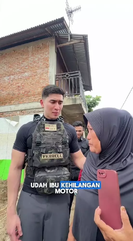 Verrell Bramasta datangi korban terdampak banjir © Instagram Verrell Bramasta datangi korban terdampak banjir © Instagram