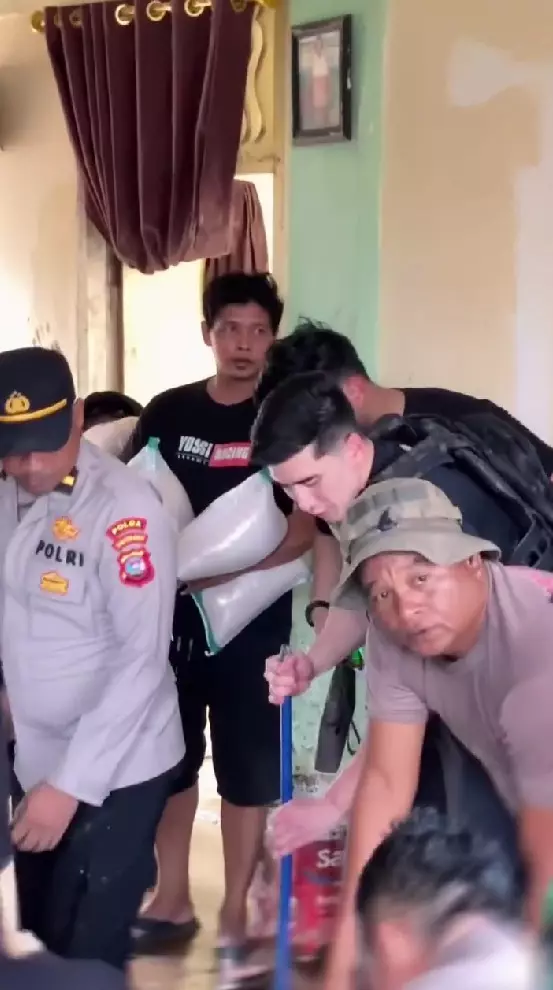 Verrell Bramasta datangi korban terdampak banjir © Instagram Verrell Bramasta datangi korban terdampak banjir © Instagram