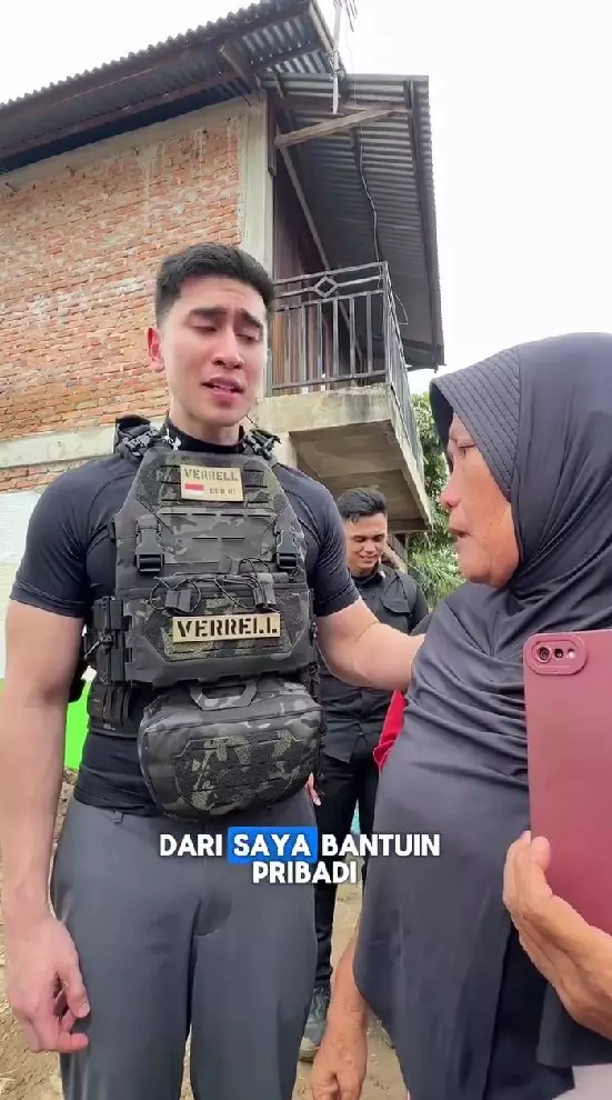 Verrell Bramasta datangi korban terdampak banjir © Instagram Verrell Bramasta datangi korban terdampak banjir © Instagram
