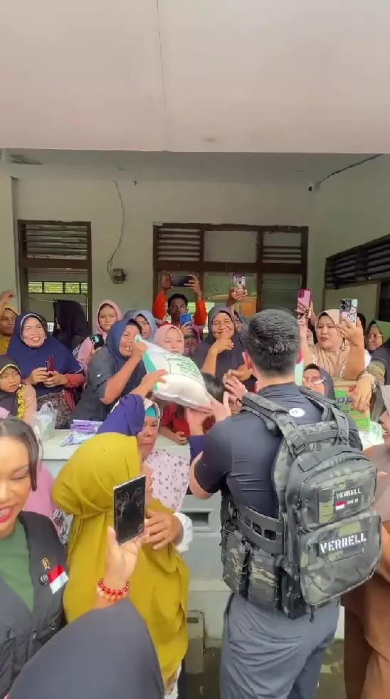Verrell Bramasta datangi korban terdampak banjir © Instagram Verrell Bramasta datangi korban terdampak banjir © Instagram