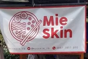 11 Spanduk lucu pedagang mi yang bikin ketawa, ide promosinya nyeleneh tapi bikin laper juga