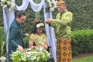Tio Pakusadewo mantu, ini 7 potret haru siraman anaknya jelang nikah