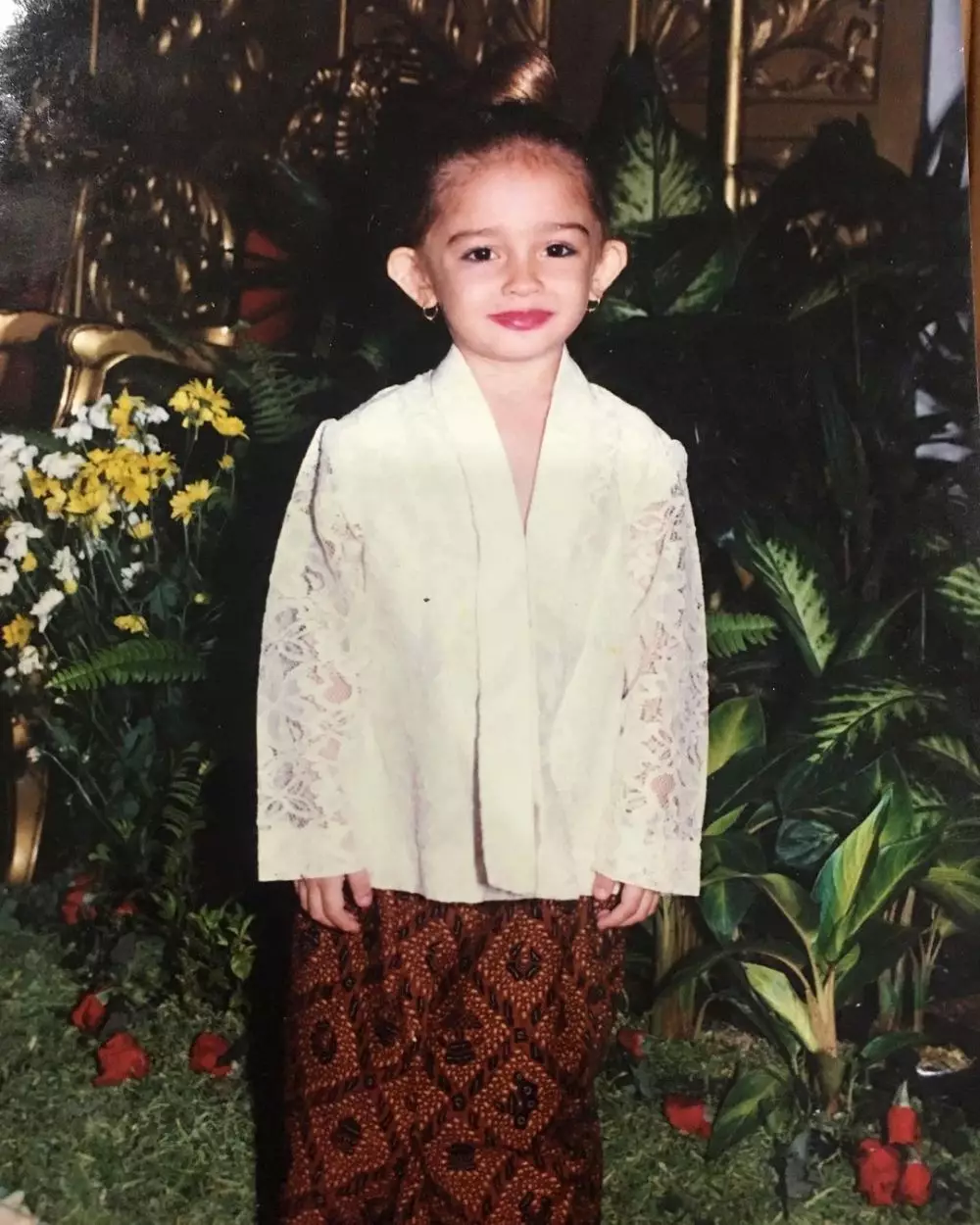 potret masa kecil seleb dirias makeup tebal © berbagai sumber potret masa kecil seleb dirias makeup tebal © berbagai sumber