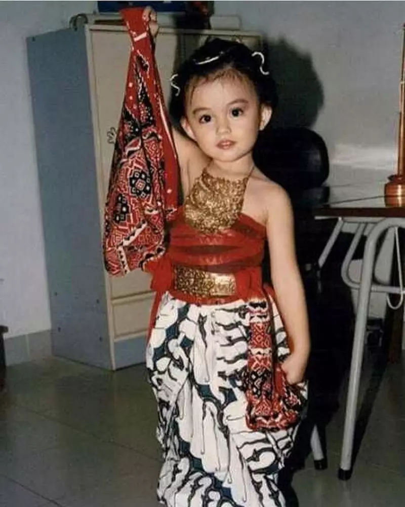 potret masa kecil seleb dirias makeup tebal © berbagai sumber potret masa kecil seleb dirias makeup tebal © berbagai sumber