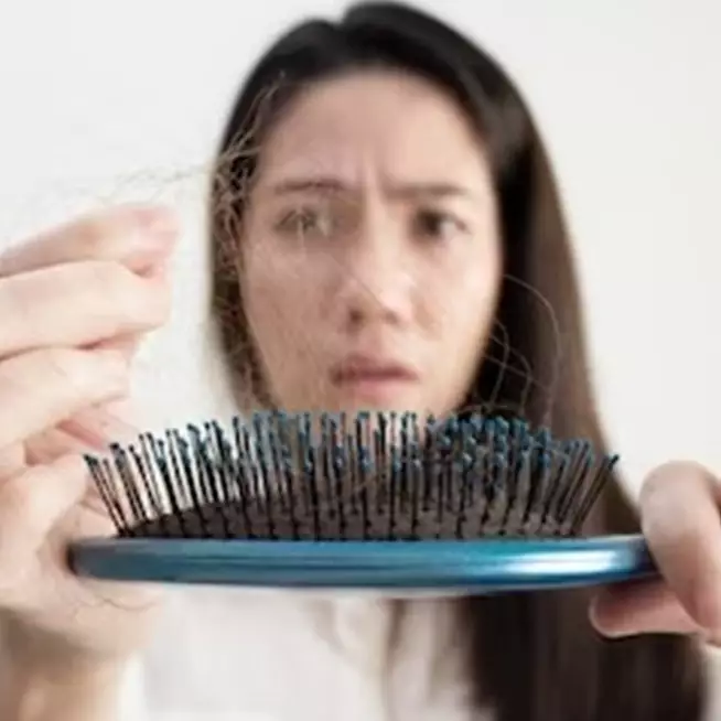 Rambut tumbuh subur lagi, coba atasi kerontokan berlebihan akibat stres pakai 1 bahan sambal