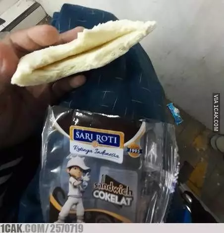 momen apes pas makan roti © Berbagai sumber