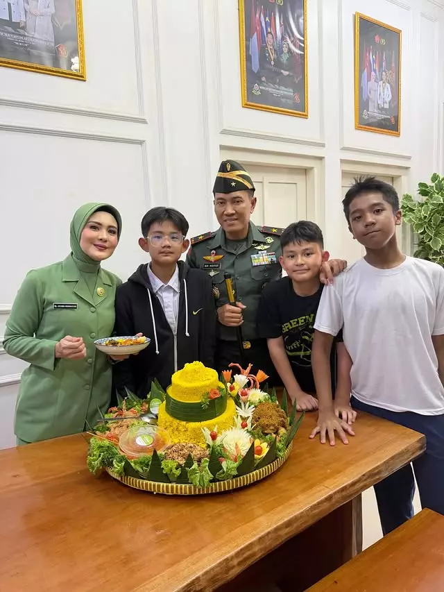 Suami Juliana Moechtar naik pangkat © 2025 Instagram