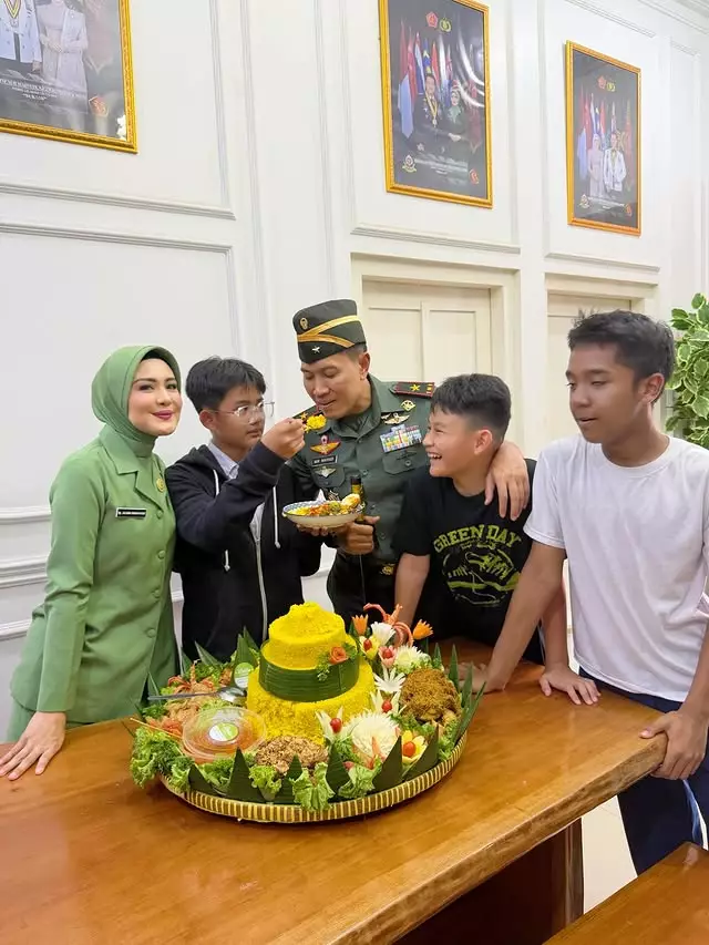 Suami Juliana Moechtar naik pangkat © 2025 Instagram