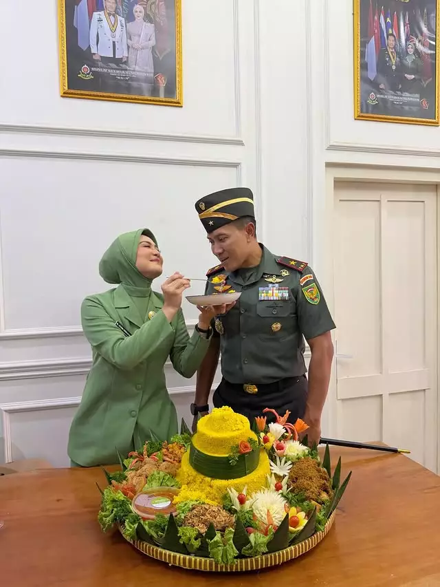 Suami Juliana Moechtar naik pangkat © 2025 Instagram