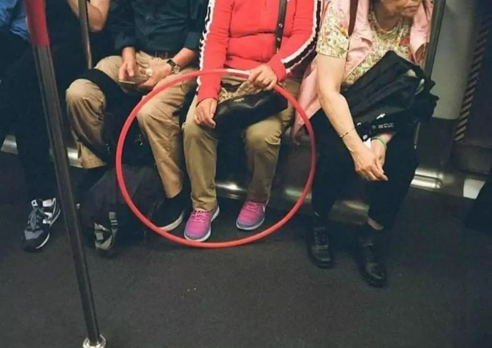 lingkaran merah mengecoh mata © berbagai sumber