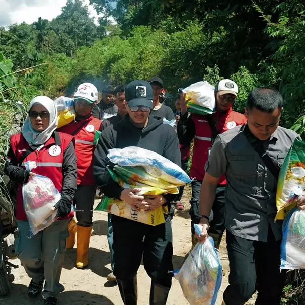 7 Potret seleb bantu korban bencana Sumatera, gaya Verrell Bramasta pakai rompi taktis disorot