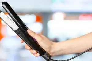 Bukan catokan, anak kos ini pakai setrika baju buat lurusin rambut dan hasilnya gokil