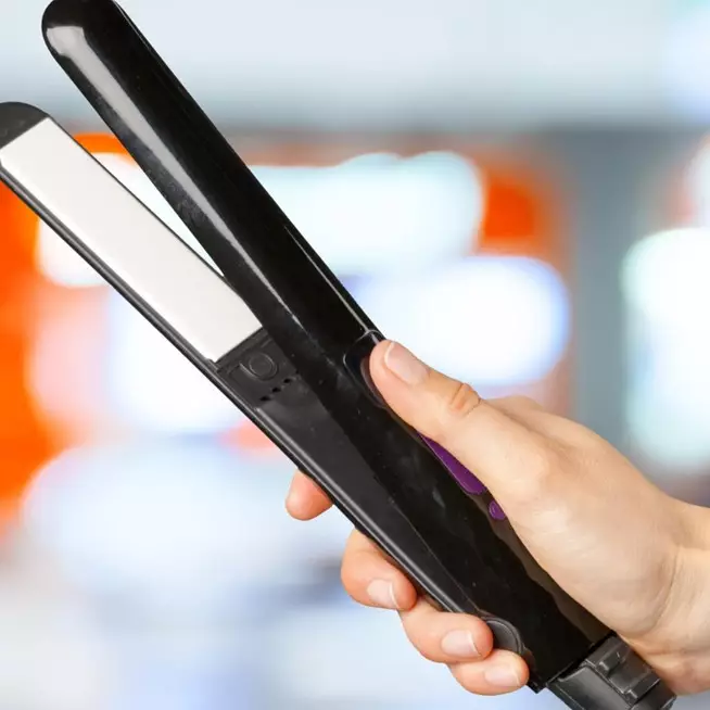 Bukan catokan, anak kos ini pakai setrika baju buat lurusin rambut dan hasilnya gokil