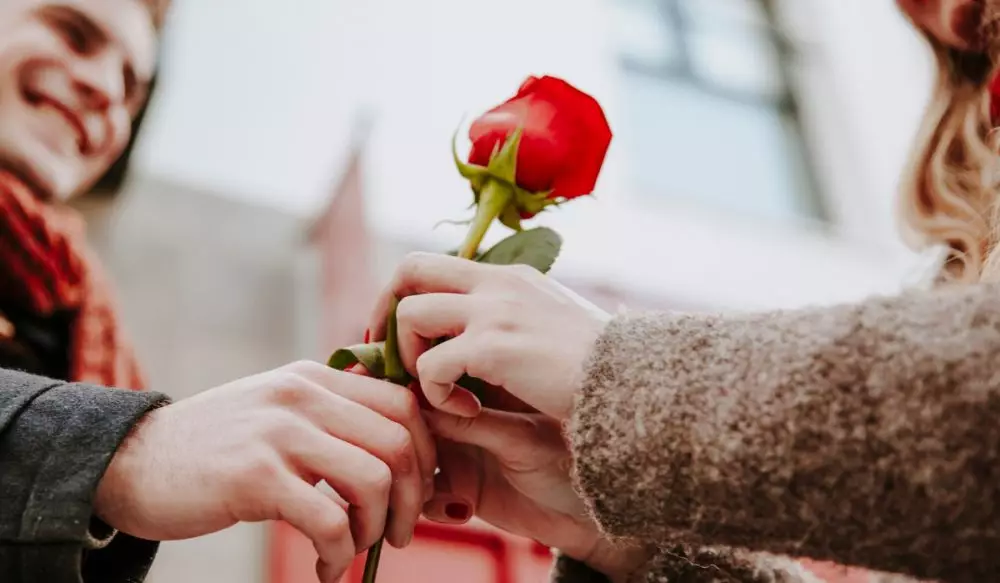 Kata-kata mutiara tentang cinta yang meneduhkan © 2025 brilio.net Kata-kata mutiara tentang cinta yang meneduhkan © 2025 brilio.net