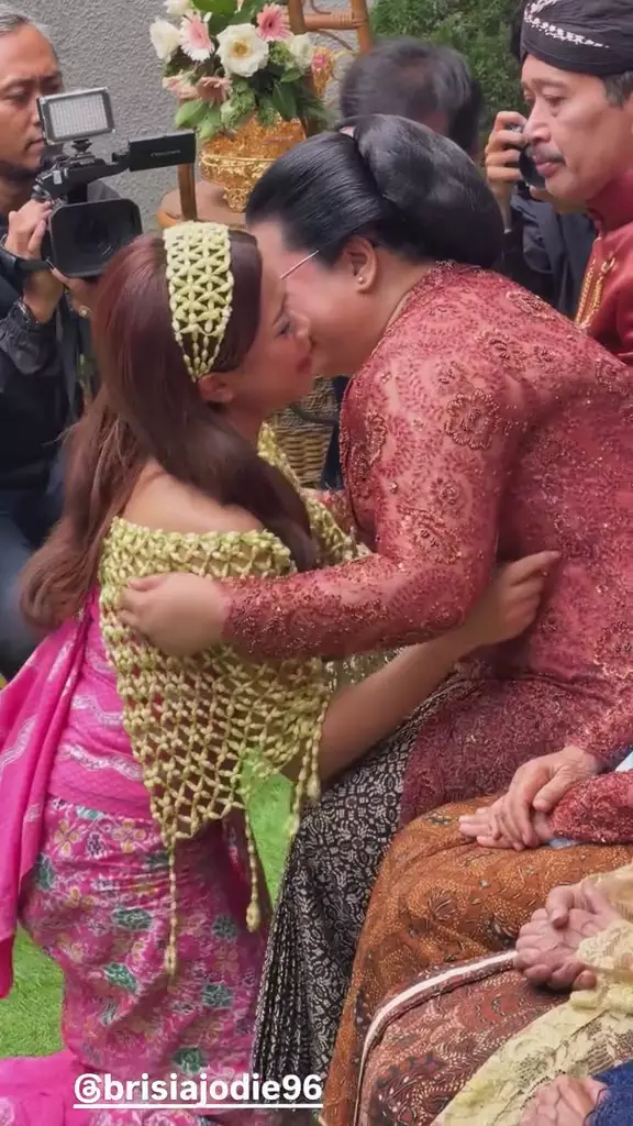 Brisia Jodie dan Jonathan Alden jalani siraman sebelum menikah © 2025 brilio.net