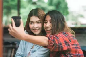 100 Kata-kata bijak tentang pertemanan sejati, bikin hubungan tetap hangat meski jarang ketemu