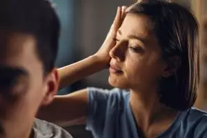 100 Kata-kata galau cinta segitiga penuh dilema, cocok buat refleksi perasaan yang rumit