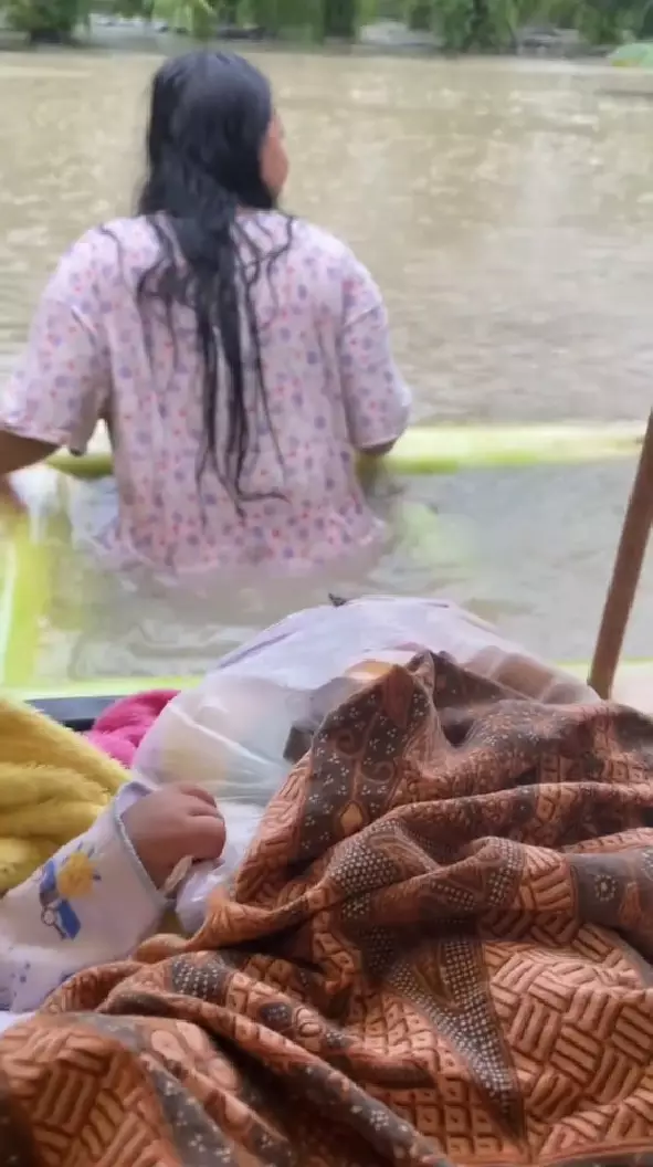 wanita ini evakuasi bayinya tanpa bantuan © TikTok