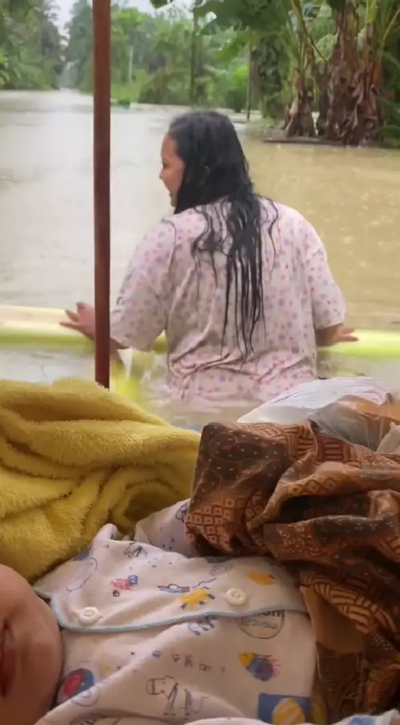 wanita ini evakuasi bayinya tanpa bantuan © TikTok