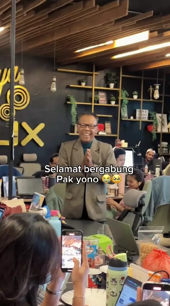 bapak 60 tahun diterima kerja bareng Gen Z © TikTok bapak 60 tahun diterima kerja bareng Gen Z © TikTok