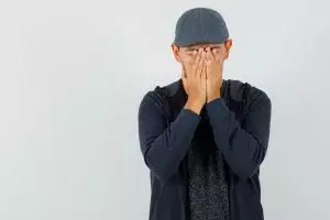 100 Kata-kata sedih laki-laki menohok hati