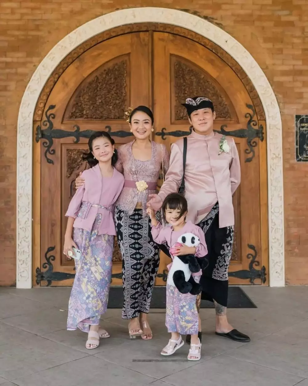 presenter acara 90-an makin body goals di usia 40 tahun © berbagai sumber presenter acara 90-an makin body goals di usia 40 tahun © berbagai sumber