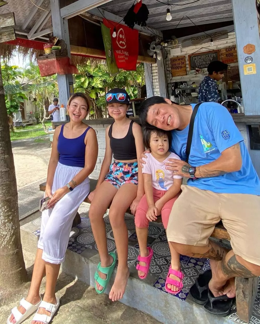 presenter acara 90-an makin body goals di usia 40 tahun © berbagai sumber presenter acara 90-an makin body goals di usia 40 tahun © berbagai sumber