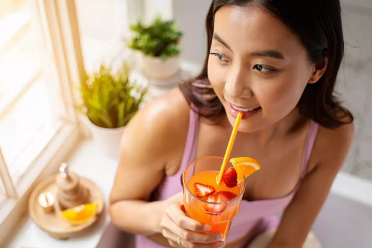 Nggak harus mahal! Ini trik bikin minuman kolagen alami pakai 2 jenis buah biar kulit glowing