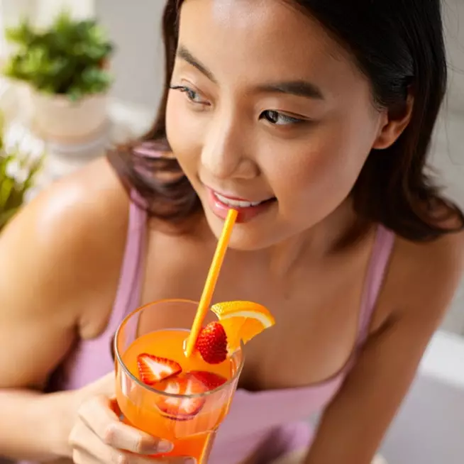 Nggak harus mahal! Ini trik bikin minuman kolagen alami pakai 2 jenis buah biar kulit glowing