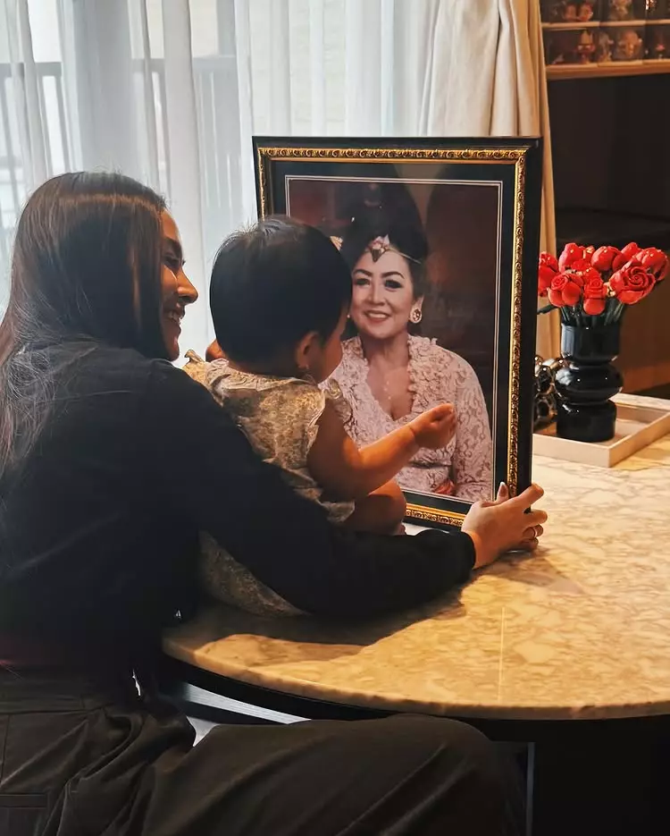 Alasan Mahalini tidak ekspos wajah Selina © 2025 brilio.net Alasan Mahalini tidak ekspos wajah Selina © 2025 brilio.net