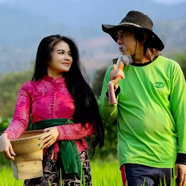 Momen haru Karina Ranau dampingi jenazah Epy Kusnandar di ambulans, tangisnya bikin pilu