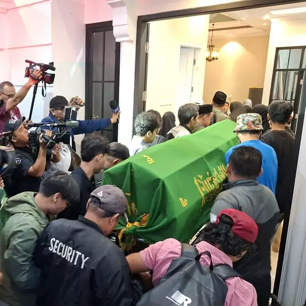7 Potret jenazah Epy Kusnandar tiba di rumah duka, tangis Karina Ranau pecah hingga nyaris pingsan